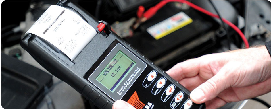 صحنهای از یک فرد که در حال ثبت اطلاعات باتری در دفترچه گارانتی یا در یک اپلیکیشن است، در حالی که قبض خرید و خود باتری نیز در کادر دیده میشود.